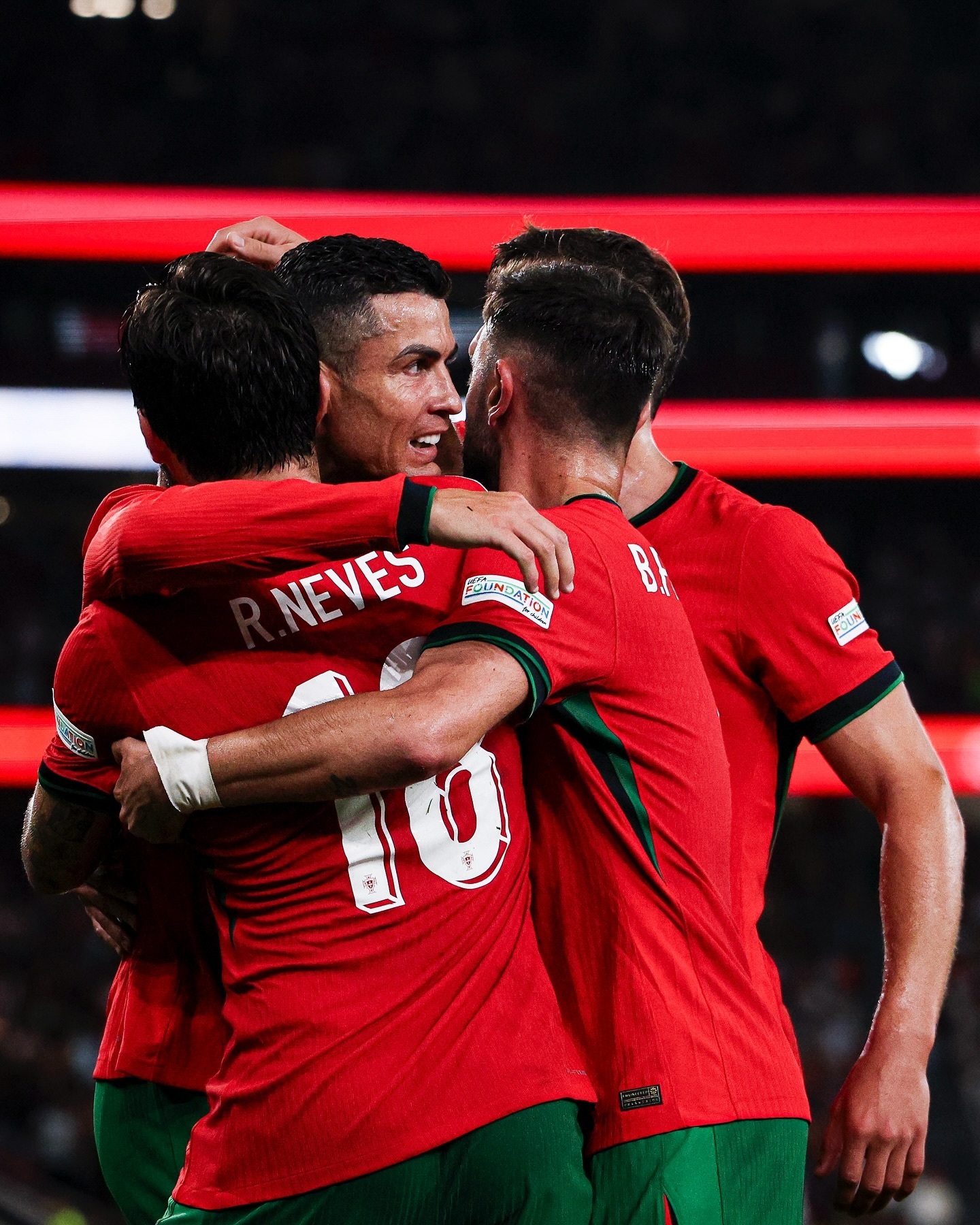 AYX SPORTS- c罗踢比赛