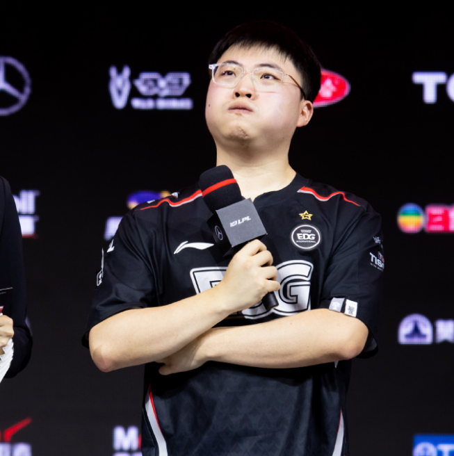 爱游戏体育-Uzi回归赛场,回归赛场首场状态亮眼,湖人观众沸腾!的简单介绍