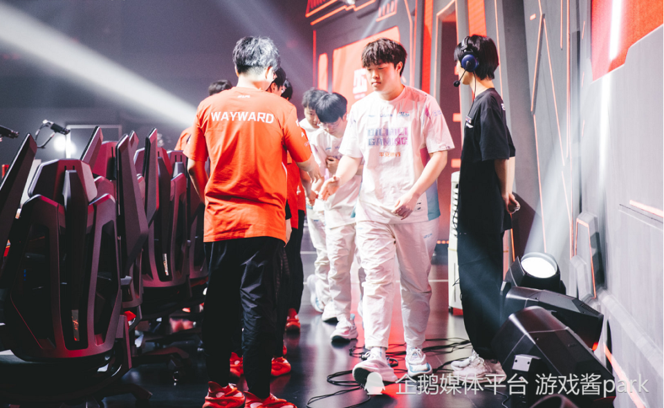 爱游戏体育-包含Rookie回归赛场,惊险取胜首场状态亮眼,TES观众沸腾!的词条