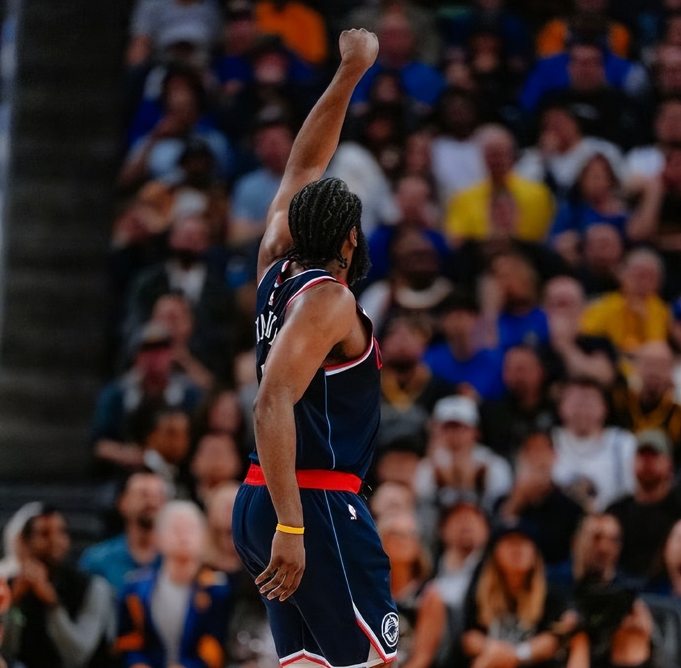 爱游戏-哈登回归赛场,逆转首场状态亮眼,篮网观众沸腾!的简单介绍