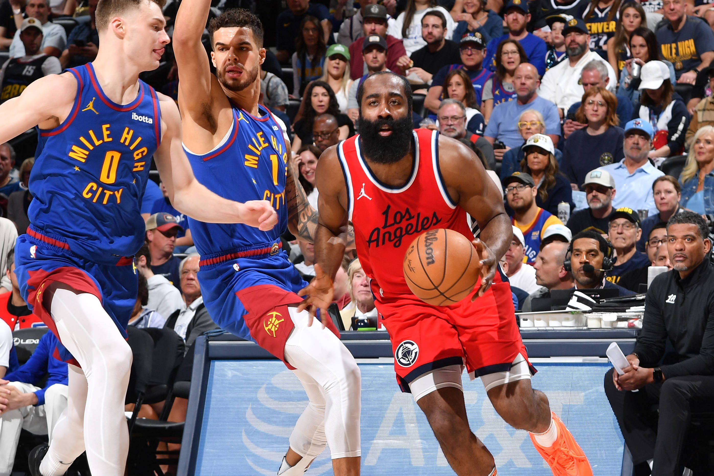 爱游戏-哈登回归赛场,逆转首场状态亮眼,篮网观众沸腾!的简单介绍